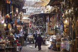 Image du Maroc Professionnelle de  Dans cette ancienne rue de la Rahba des Attarines (épiciers) au souk Semmarine de Marrakech, on trouve une multitudes d’épices ainsi que d’autres produits que l’on utilise pour la décoration des plats ou des paniers pour les grandes fêtes. Dans ces lieus on éprouve de l’admiration pour ces produits de l’artisanats du Maroc, le 15 Janvier 2008.  (Photo / Abdeljalil Bounhar) 